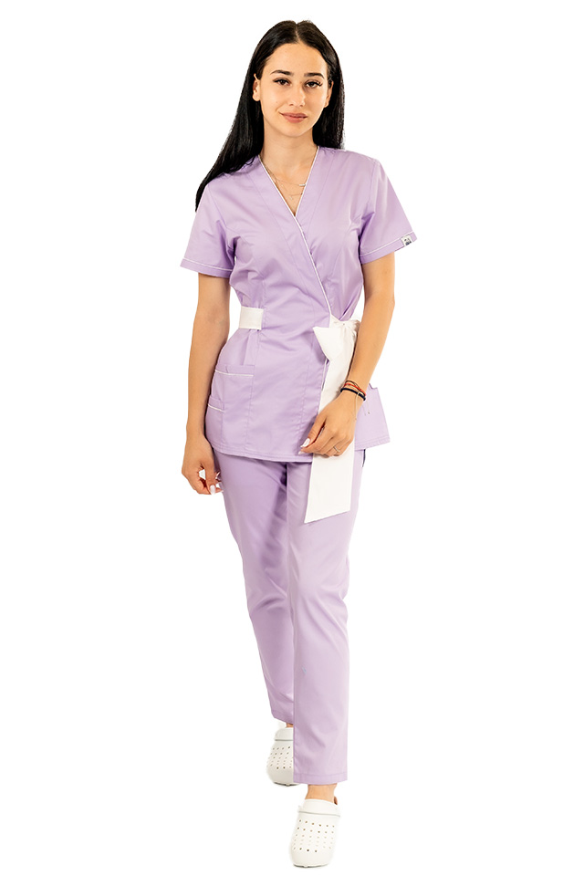 Costum de lucru pentru SPA model kimono lila cu paspol alb, cordon cu legare tip fundita si pantaloni cu elastic