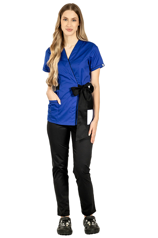 Costum de lucru pentru SPA model kimono albastru cu paspol negru, cordon cu legare tip fundita si pantaloni cu elastic