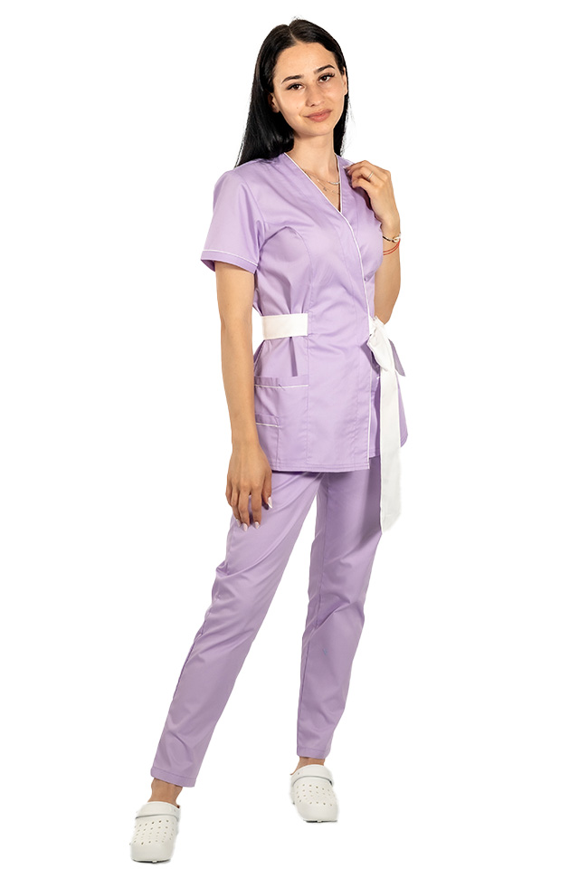 Costum de lucru pentru SPA model kimono lila cu paspol alb, cordon cu legare tip fundita si pantaloni cu elastic