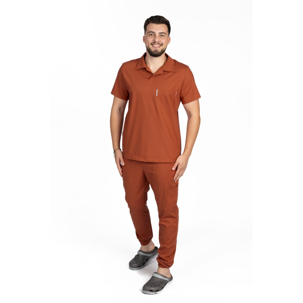 Costum de lucru cu elastan polo barbati caramel, cu bluza in V si pantaloni tip jogger, cu snur si elastic