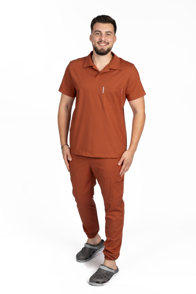Costum de lucru cu elastan polo barbati caramel, cu bluza in V si pantaloni tip jogger, cu snur si elastic