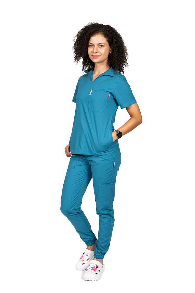 Costum de lucru cu elastan dama model polo aqua, cu bluza in V si pantaloni tip jogger, cu snur si elastic