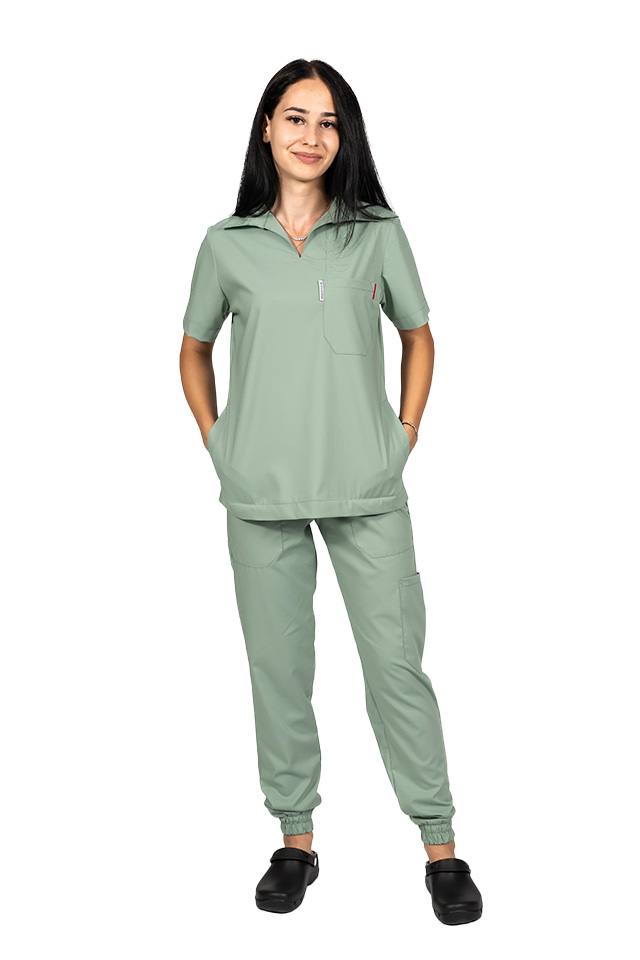 Costum de lucru cu elastan dama model polo olive, cu bluza in V si pantaloni tip jogger, cu snur si elastic