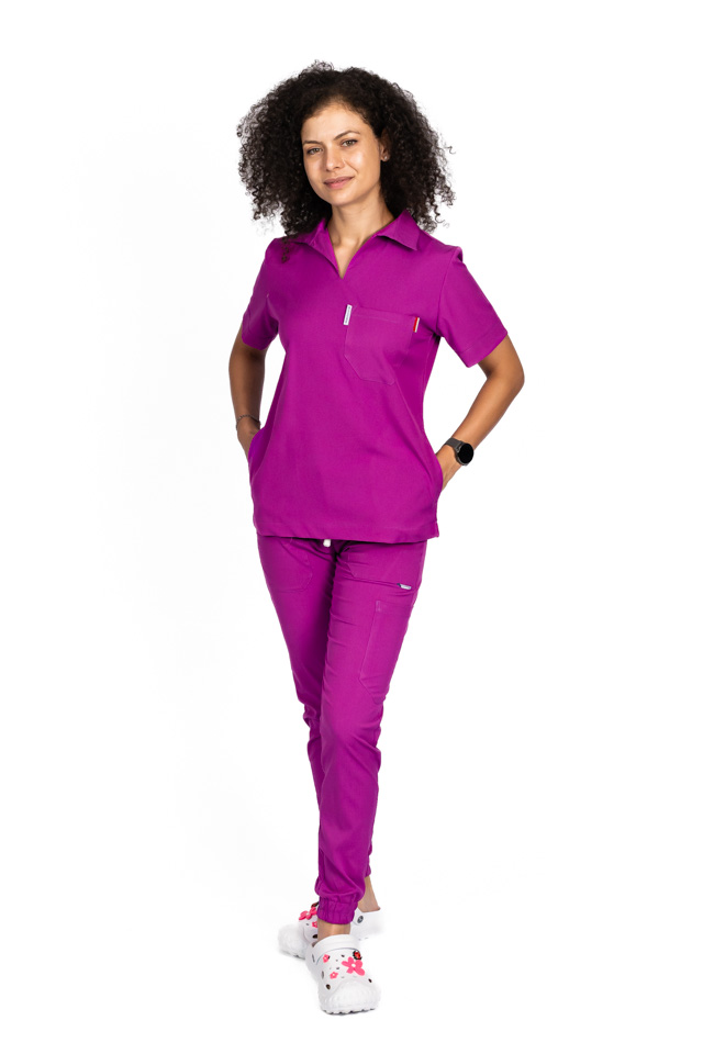 Costum de lucru cu elastan dama model polo magenta, cu bluza in V si pantaloni tip jogger, cu snur si elastic