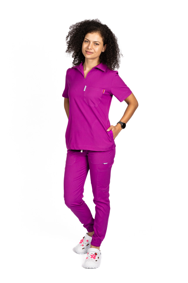 Costum de lucru cu elastan dama model polo magenta, cu bluza in V si pantaloni tip jogger, cu snur si elastic