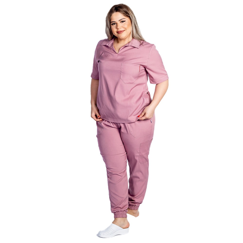 Costum de lucru cu elastan dama model polo roz pudrat, cu bluza in V si pantaloni tip jogger, cu snur si elastic