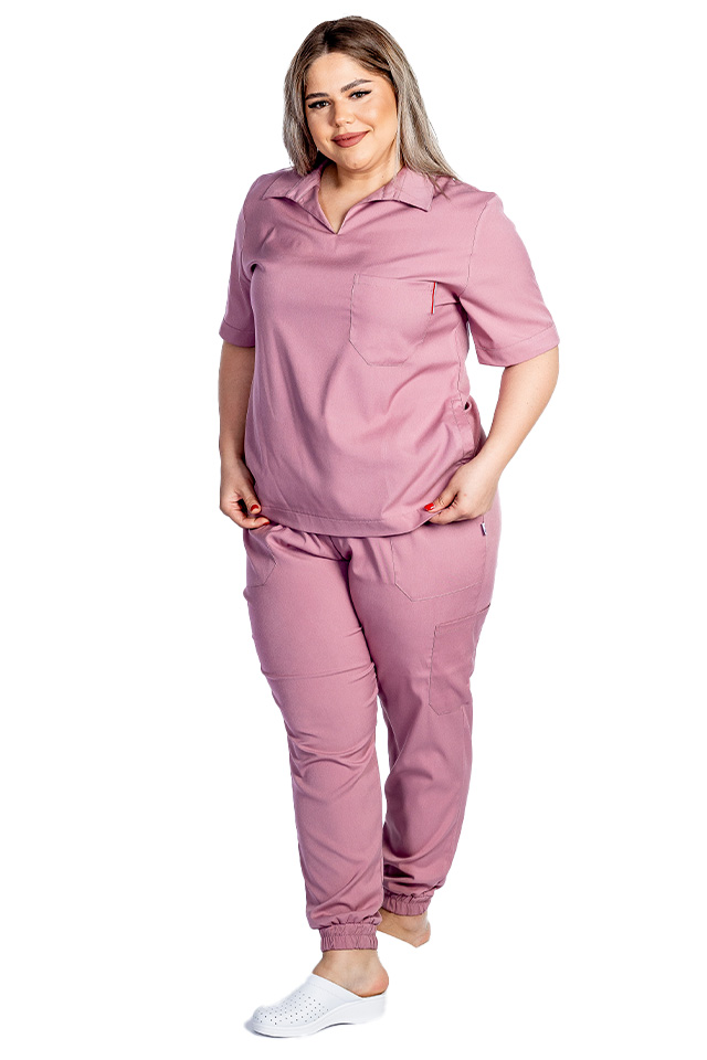 Costum de lucru cu elastan dama model polo roz pudrat, cu bluza in V si pantaloni tip jogger, cu snur si elastic