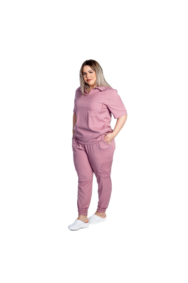 Costum de lucru cu elastan dama model polo roz pudrat, cu bluza in V si pantaloni tip jogger, cu snur si elastic