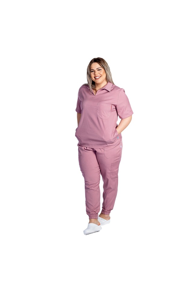 Costum de lucru cu elastan dama model polo roz pudrat, cu bluza in V si pantaloni tip jogger, cu snur si elastic