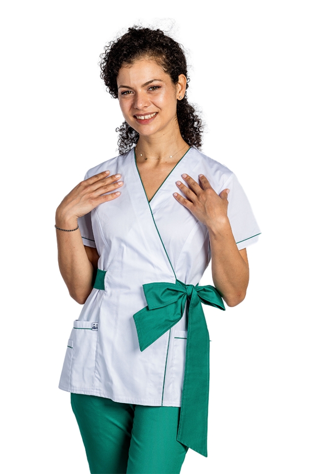 Halat de lucru pentru SPA model kimono alb cu paspol verde si cordon cu legare tip fundita..