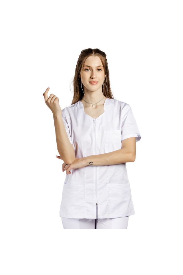 Uniforma de lucru alb cu bluza cu fermoar cambrata, trei buzunare aplicate si pantaloni alb cu elastic