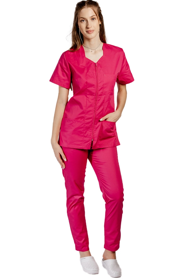 Uniforma de lucru ciclam cu bluza cu fermoar cambrata, trei buzunare aplicate si pantaloni ciclam cu elastic