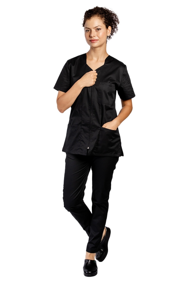 Uniforma de lucru negru, cu bluza cu fermoar, trei buzunare si pantaloni  negri 