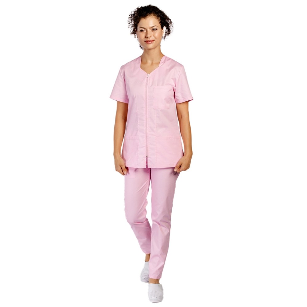 Uniforma de lucru roz pal cu bluza cu fermoar cambrata, trei buzunare aplicate si pantaloni roz pal cu elastic