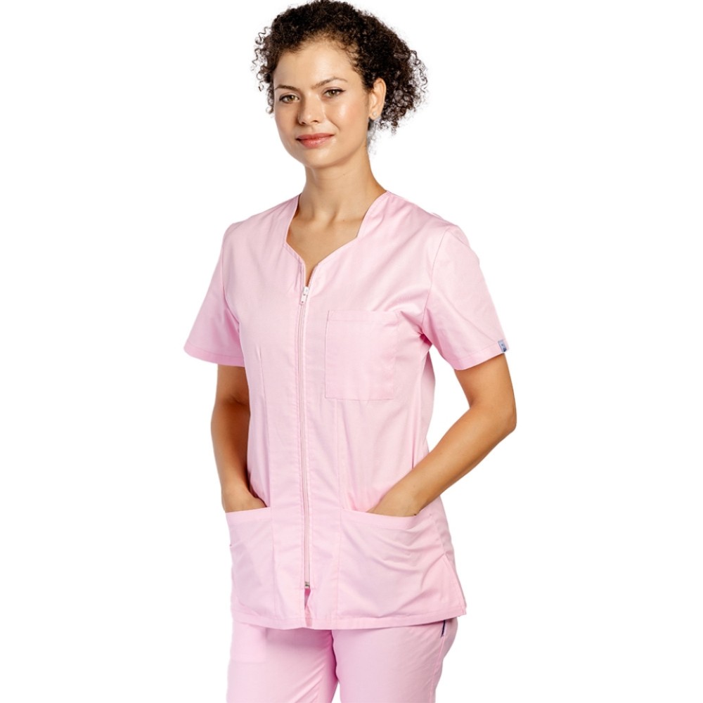 Uniforma de lucru roz pal cu bluza cu fermoar cambrata, trei buzunare aplicate si pantaloni roz pal cu elastic