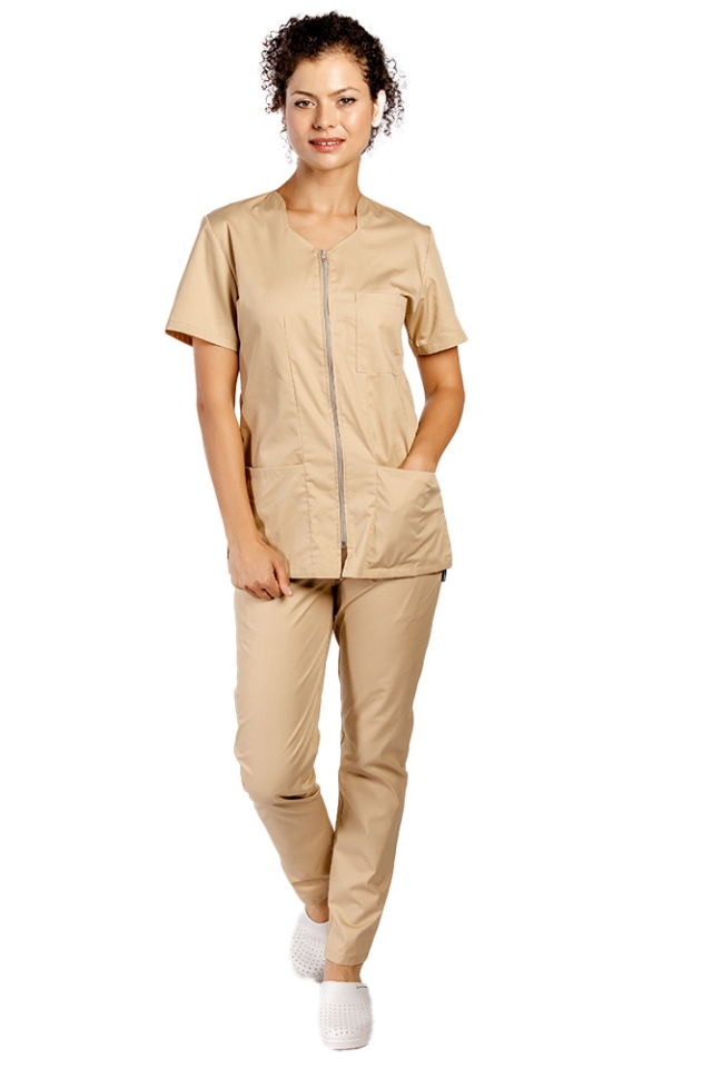 Uniforma de lucru crem cu bluza cu fermoar cambrata, trei buzunare aplicate si pantaloni crem cu elastic