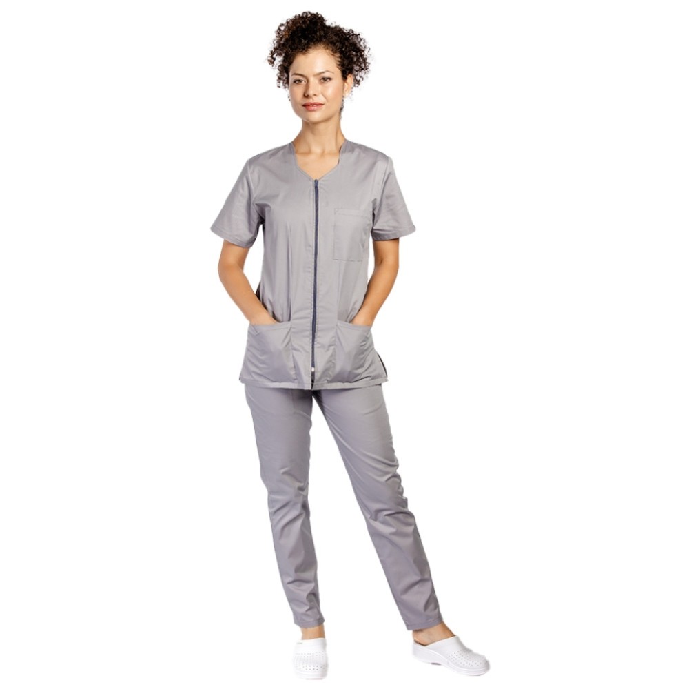 Uniforma de lucru gri cu bluza cu fermoar cambrata, trei buzunare aplicate si pantaloni gri cu elastic