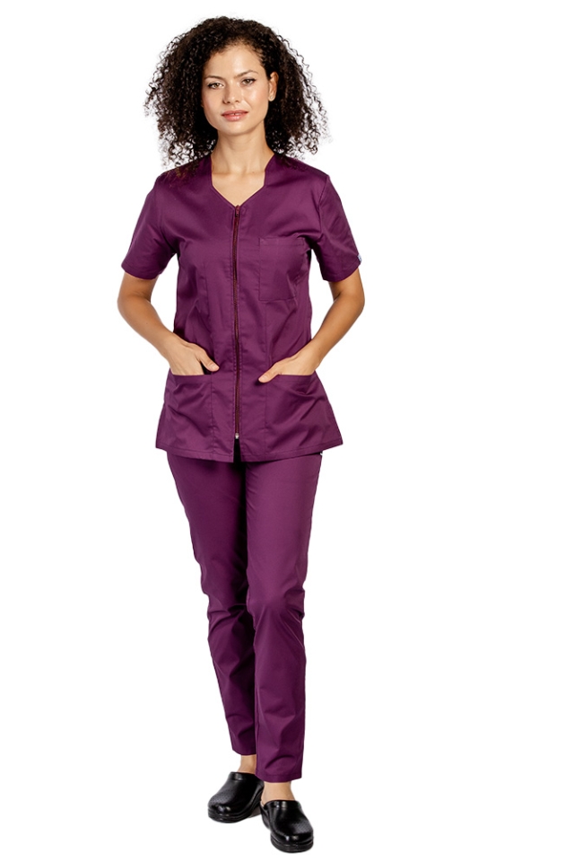 Uniforma de lucru visina cu bluza cu fermoar cambrata, trei buzunare aplicate si pantaloni visina cu elastic