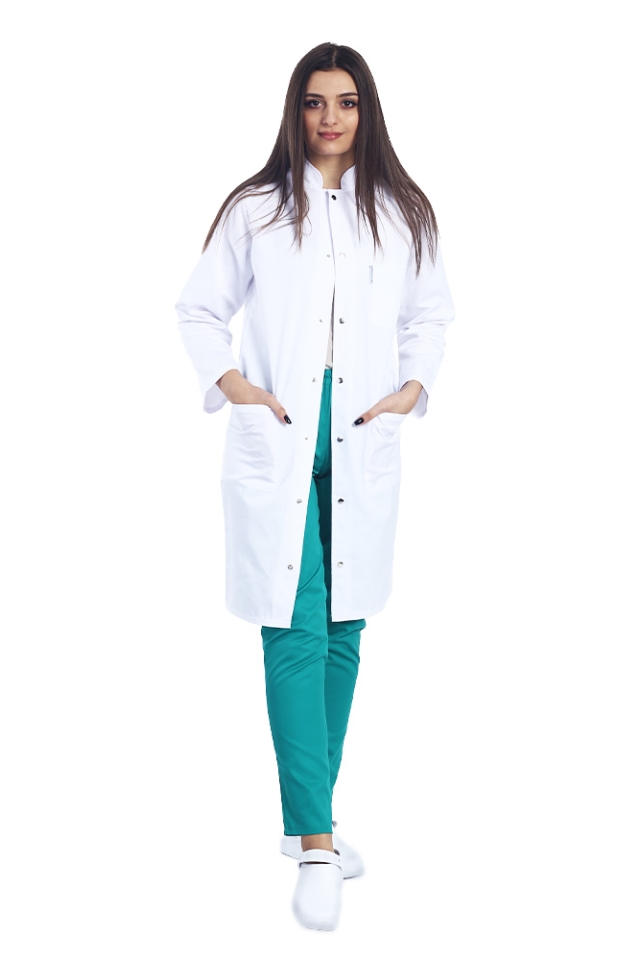Halat pentru laborator alb, unisex, cu guler tip tunica si trei buzunare si maneca lunga